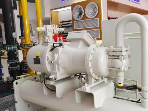 冷水機(jī)組接入動(dòng)環(huán)監(jiān)控系統(tǒng)，58項(xiàng)監(jiān)測參數(shù)可定制報(bào)警