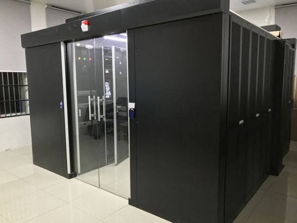 談?wù)勈裁词侵悄芤惑w化柜式機(jī)房？