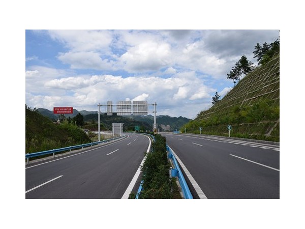 在無網(wǎng)絡(luò)區(qū)域?qū)崿F(xiàn)高速公路配電室監(jiān)控系統(tǒng)必選這款主機(jī)！